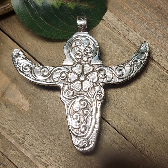 Carved Bone Longhorn Steer Pendant with a Turquoise Cabachon from Nepal - Picture 7 of 9